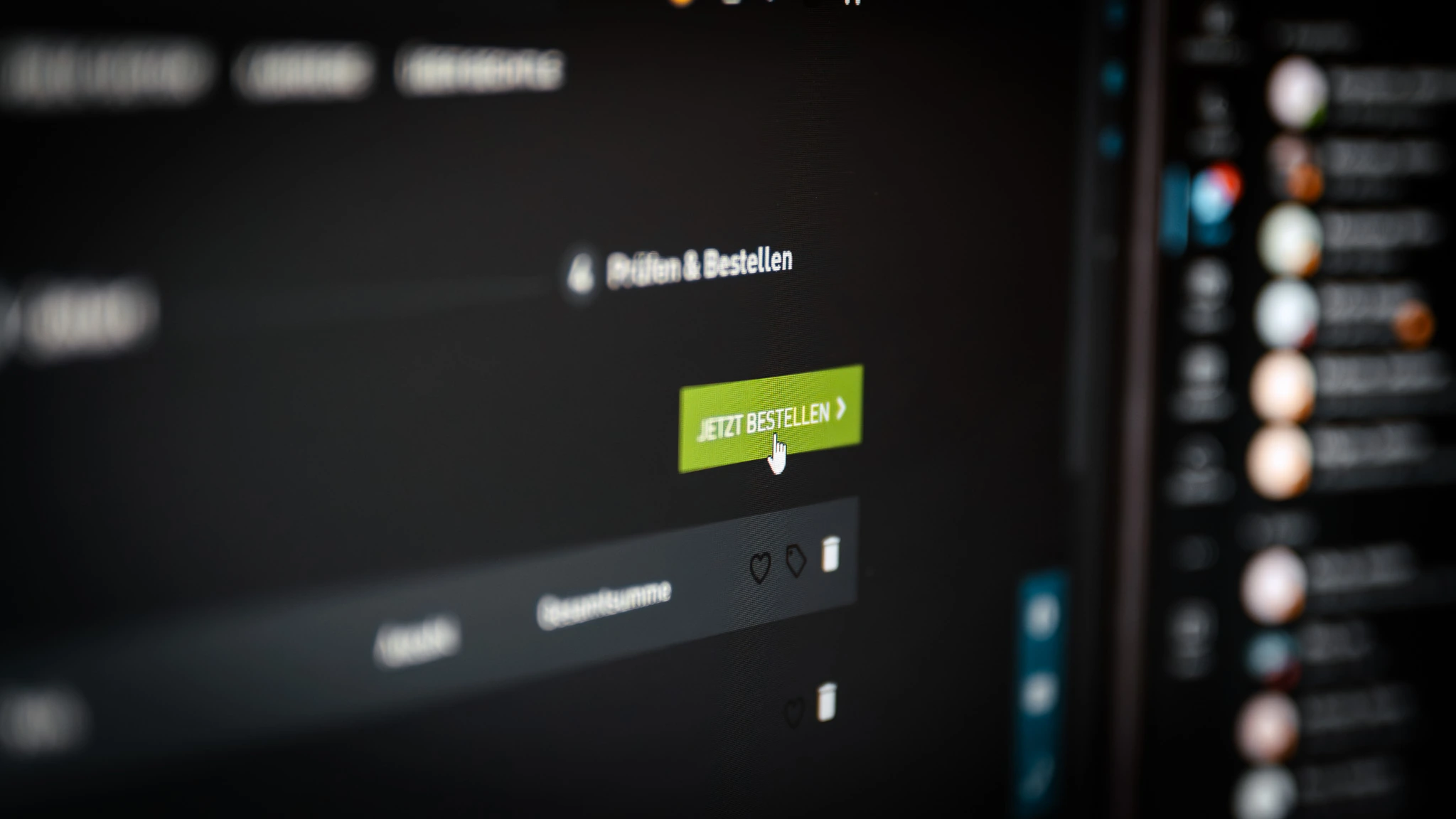 Nahaufnahme eines Online-Shop-Bestellvorgangs mit grünem Bestellen-Button auf dem Bildschirm