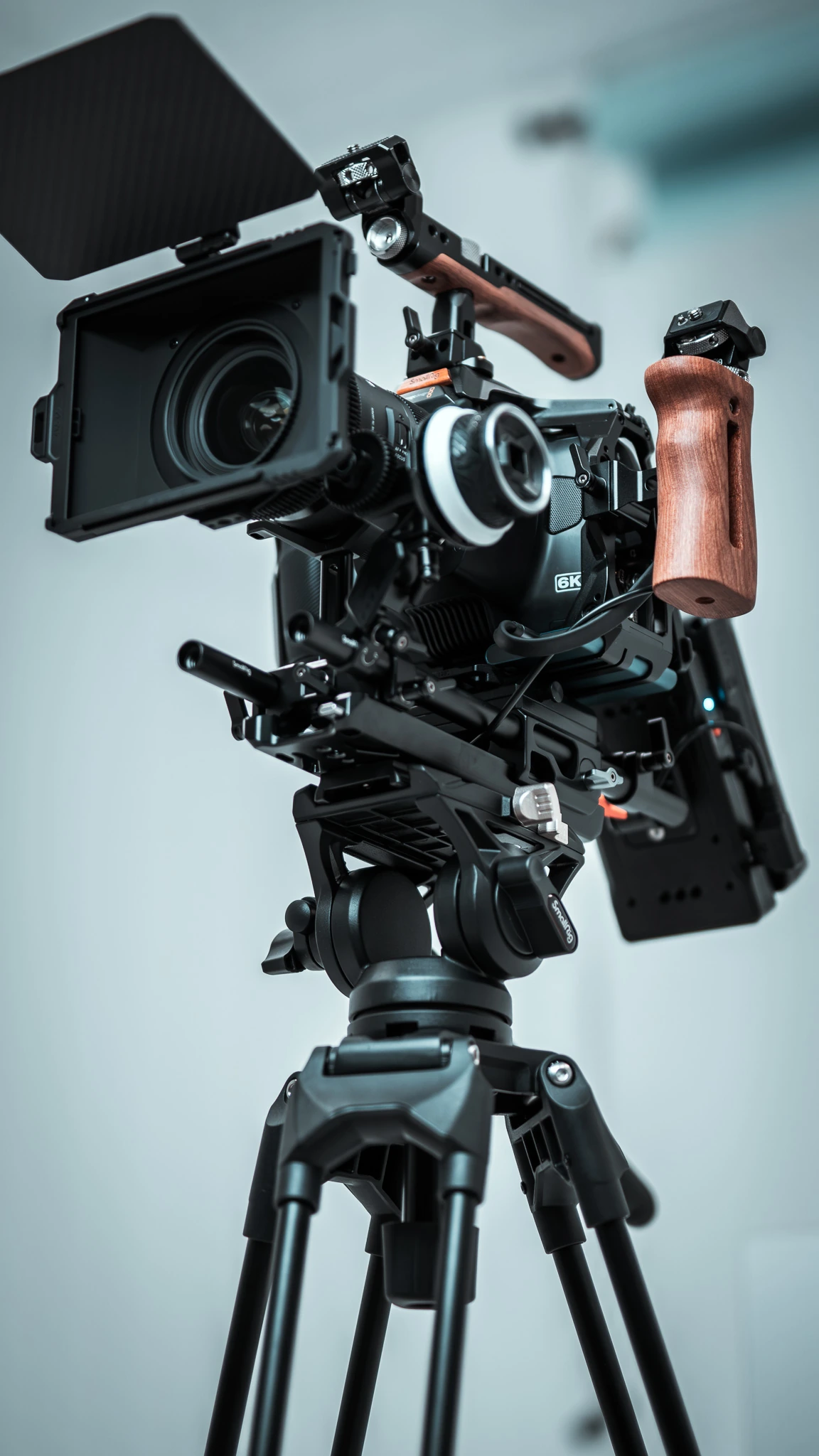 Blackmagic-6K-Kamera im Rig mit Mattebox und Holzgriffen auf dem Stativ