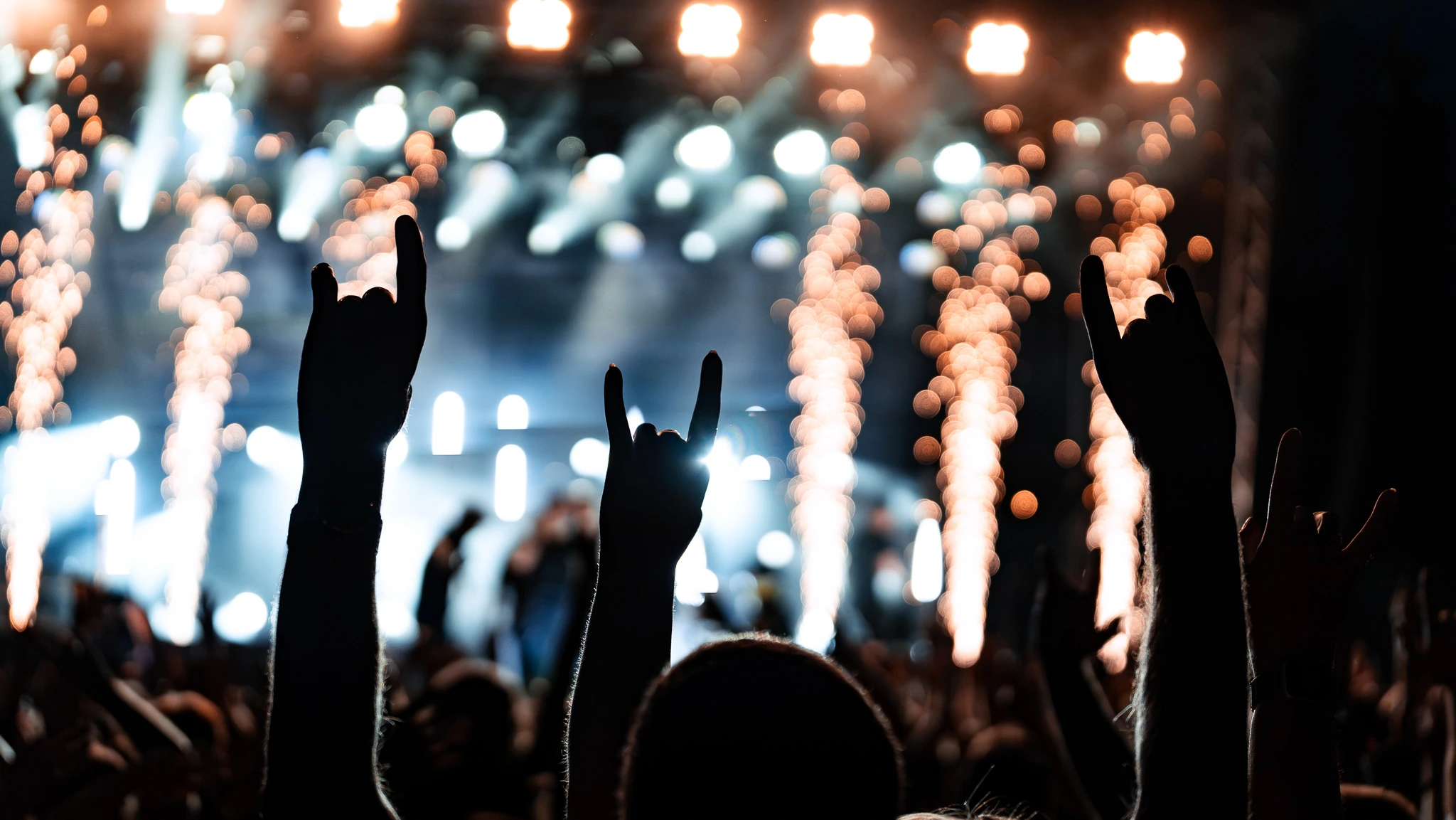 Raised hands in the crowd in front of stage lights – concert photography in the Allgäu