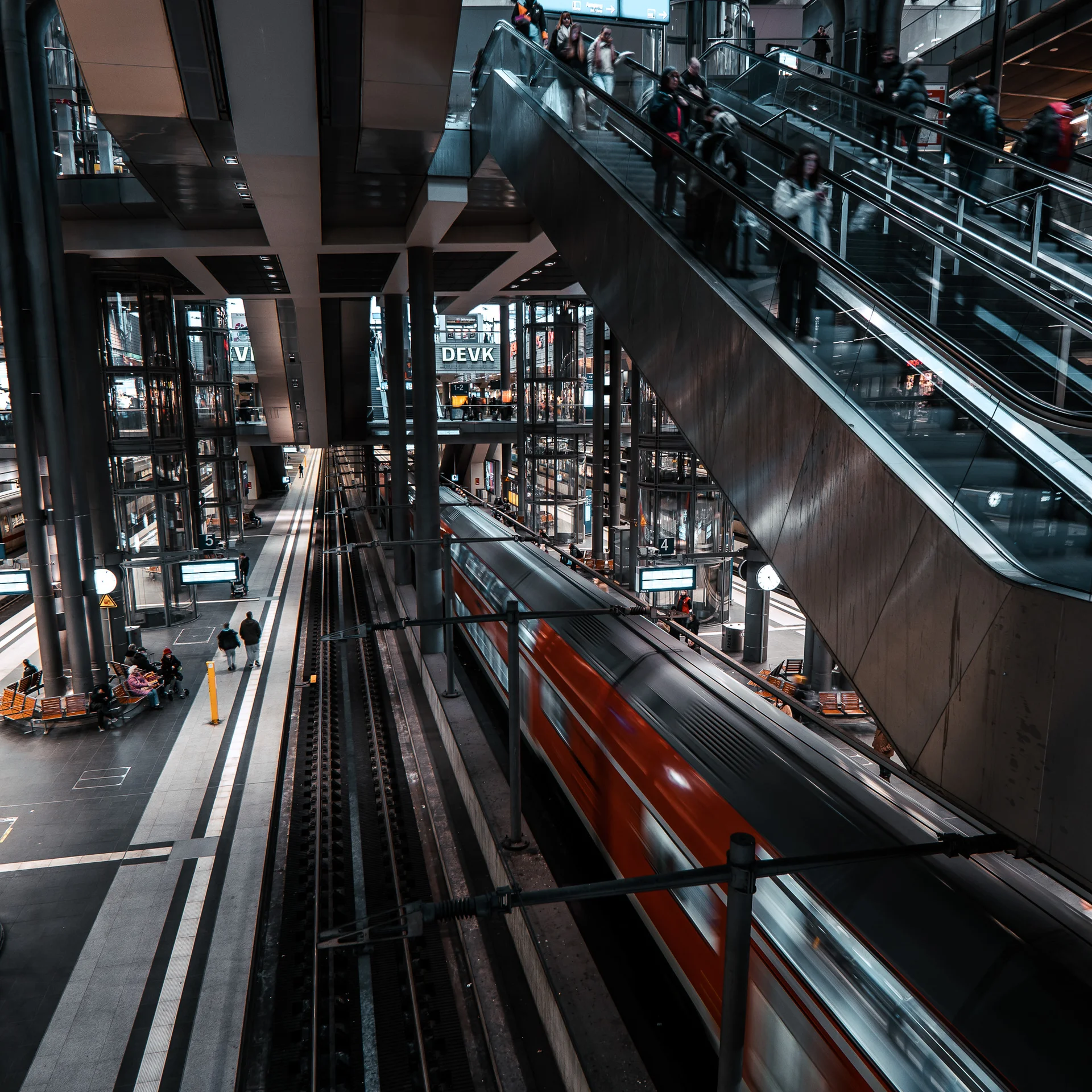 Urban photography Allgäu – high-contrast black and white aesthetics